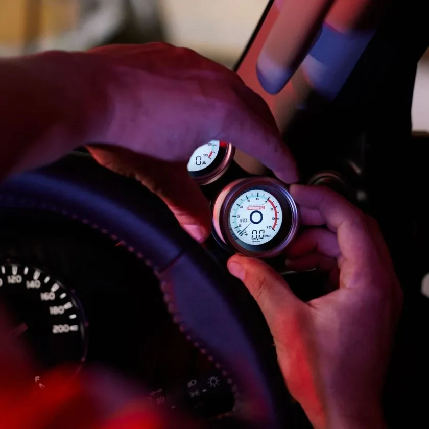 Redarc Single Voltage 52mm Gauge with Optional Current Display - Image 2